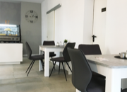 Die helle freundliche Inneneinrichtung lädt zum Verweilen ein