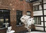 Fachwerkbau mit angrenzender Backsteinfassade